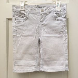 BASIC WHITE CAPRIS